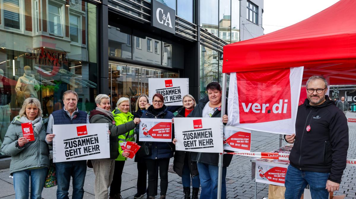 Verkäuferinnen gehen aus Protest auf die Straße