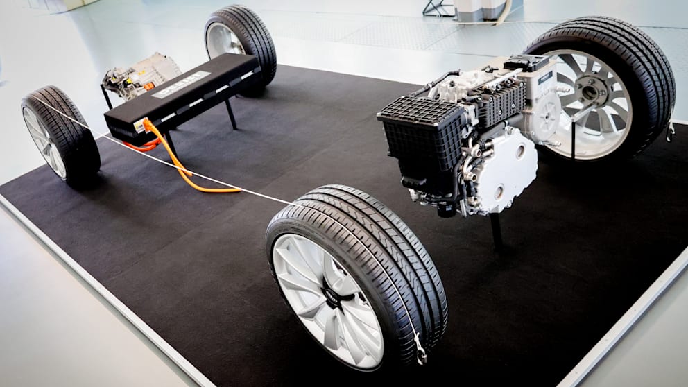 Das Antriebskonzept: vorne ZVG-Brennstoffzelle, hinten der vergleichsweise kleine Akku und ein E-Motor