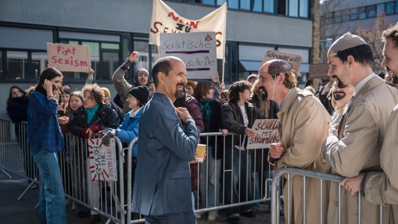Da werden Erinnerungen an den „Joker“ wach: Bernd Stromberg und seine übrigens nicht nur aus Männern bestehende Fanboy-Schaar…