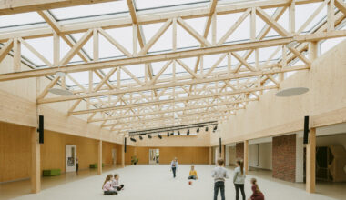 Schulerweiterung in Holm von Jan Braker Architekt / Anschluss übers Atrium - Architektur und Architekten - News / Meldungen / Nachrichten