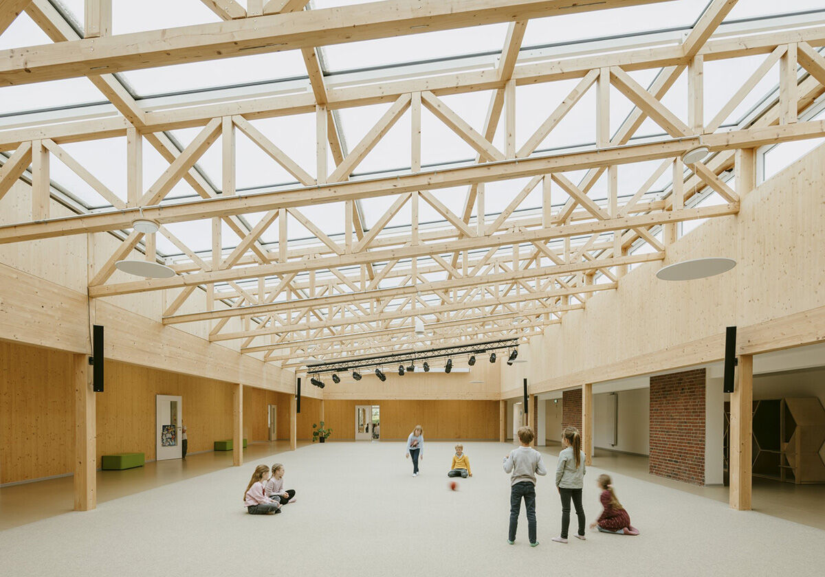 Schulerweiterung in Holm von Jan Braker Architekt / Anschluss übers Atrium - Architektur und Architekten - News / Meldungen / Nachrichten