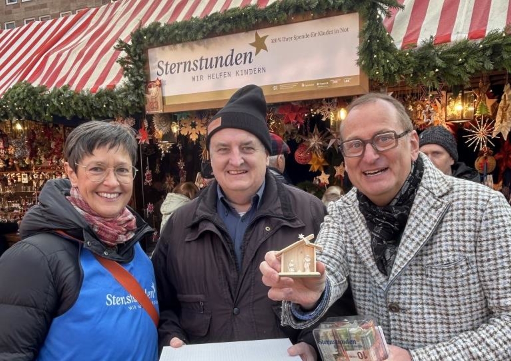 Der Eichstätter Krippenbauer übergibt in Nürnberg Spenden an Sternstunden