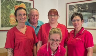 „Eine Praxis steht und fällt am Tresen“, sagt Dr. med. habil. Detlef Fichtner, hier im Bild mit seinem Praxisteam: Schwester Anne (v.), Ines, Ivonne und Victoria (v. r.)