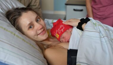 Kuscheln mit Mama: „Christkind“ Raphael hat zu Heiligabend im Krankenhaus St. Elisabeth und St. Barbara das Licht der Welt erblickt.