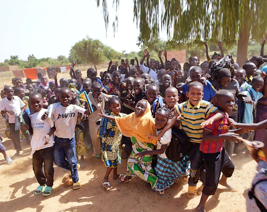 Wegen der sehr hohen Geburtenrate (Fertilitätsrate von 6,6) ist Niger ein Land mit vielen jungen Menschen. 49 Prozent der Bevölkerung sind laut BMZ unter 15 Jahre alt. Weil Schulen fehlen oder Kinder, vor allem Mädchen, sie nicht besuchen können, liegt die Alphabetisierungsrate demnach nur zwischen 21 und 33 Prozent.