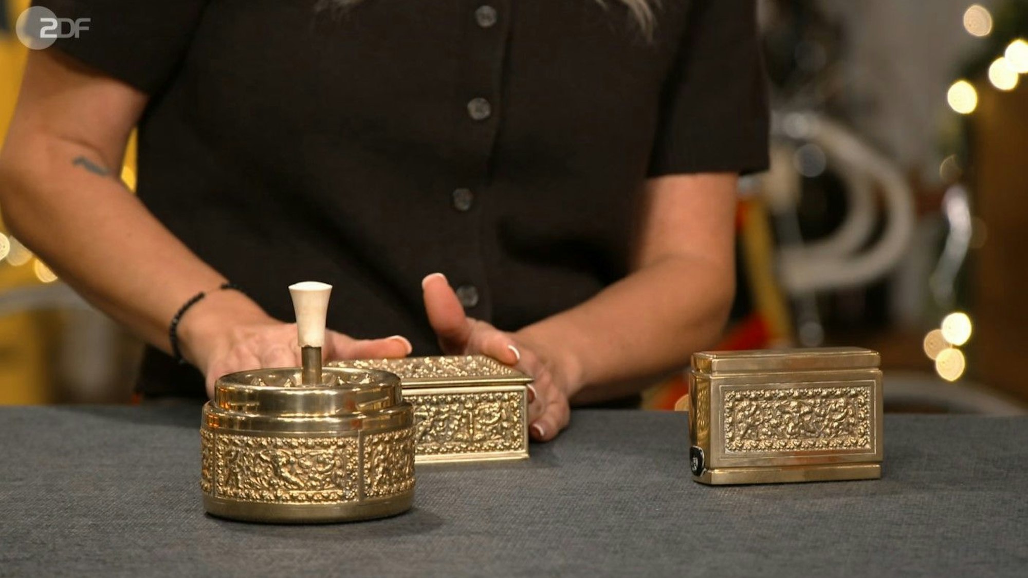 Expertin Annika Raßbach zeigt Teile des Raucher-Sets aus Bonn bei „Bares für Rares“.