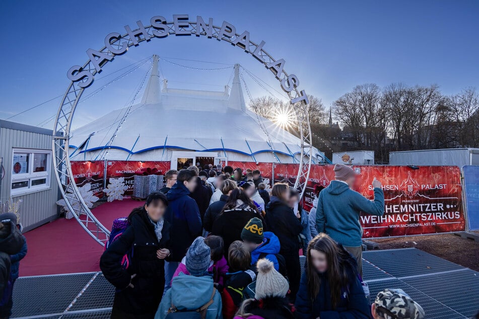 Der Weihnachtszirkus von Sachsenpalast gastiert bis zum 6. Januar auf dem Hartmannplatz.