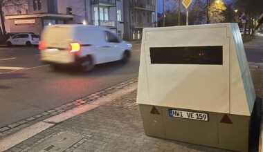 Superblitzer wacht an der Feuerwehr in Dresden über den Weihnachtsverkehr