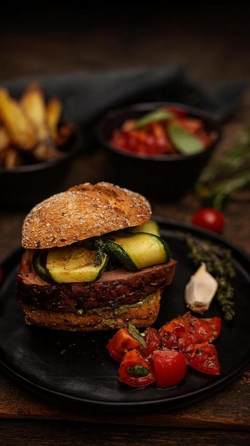 Die erste Leberkäse-Bar FranKäs in Mittelfranken öffnete im November erstmalig ihre Türen. Auf der Karte des Ladens in der Hinteren Sternengasse 29 in Nürnberg stehen kreative Varianten: von vegan, mit Pfefferkruste oder eine „Italiener“-Variante mit gegrilltem Gemüse und Pesto ist dort einiges geboten. Dazu gibt es selbstgemachte Soßen. Auch eine besondere Winterkreation gibt es: ein „Christkindlesleberkäs“ mit in Glühwein eingelegten Zwiebeln und Spekulatius und hausgemachtem Dijon/Orangen-Chutney. Die erste Leberkäse-Bar FranKäs in Mittelfranken öffnete im November erstmalig ihre Türen. Auf der Karte des Ladens in der Hinteren Sternengasse 29 in Nürnberg stehen kreative Varianten: von vegan, mit Pfefferkruste oder eine „Italiener“-Variante mit gegrilltem Gemüse und Pesto ist dort einiges geboten. Dazu gibt es selbstgemachte Soßen. Auch eine besondere Winterkreation gibt es: ein „Christkindlesleberkäs“ mit in Glühwein eingelegten Zwiebeln und Spekulatius und hausgemachtem Dijon/Orangen-Chutney.