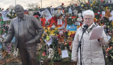 Grüne und Linke weihen umstrittenes Walter-Lübcke-Denkmal vor CDU-Zentrale ein
