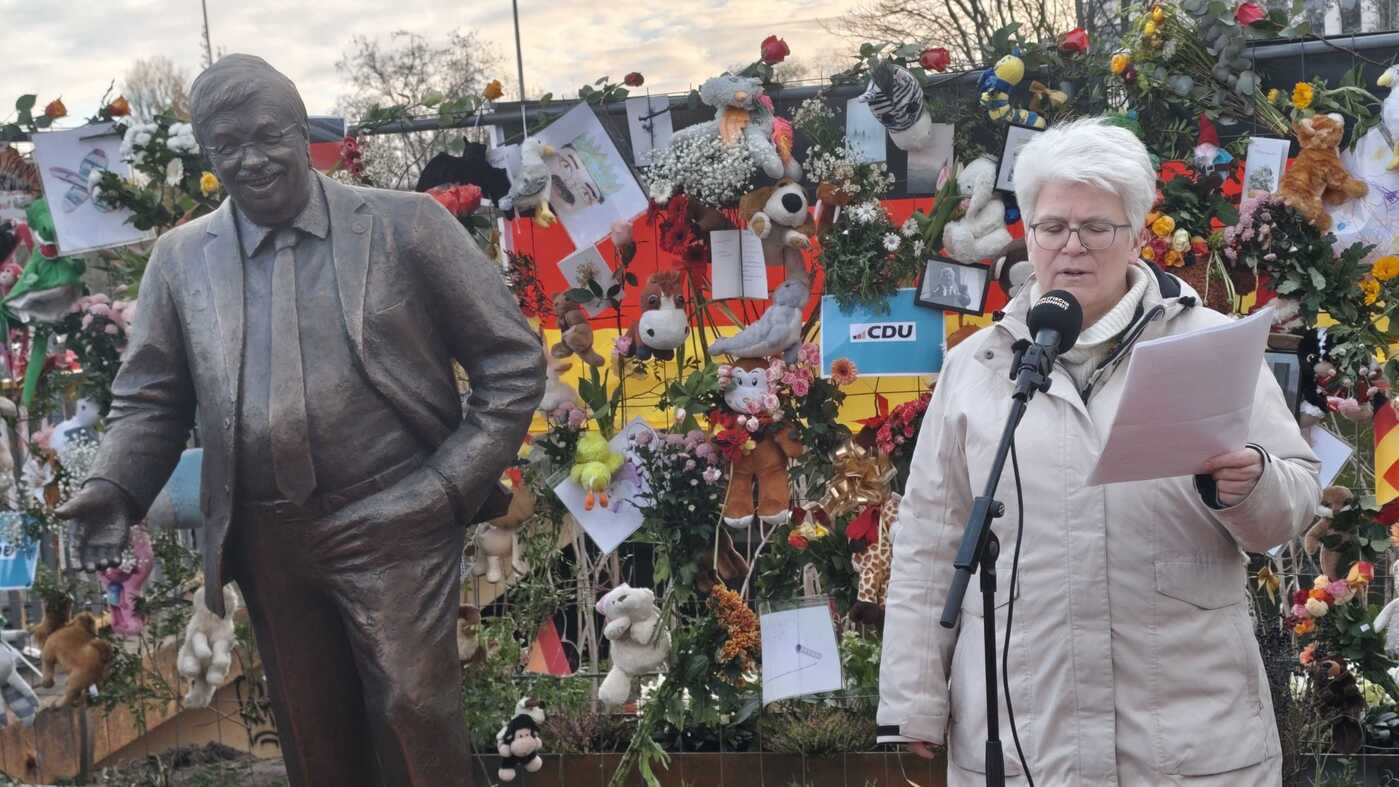 Grüne und Linke weihen umstrittenes Walter-Lübcke-Denkmal vor CDU-Zentrale ein