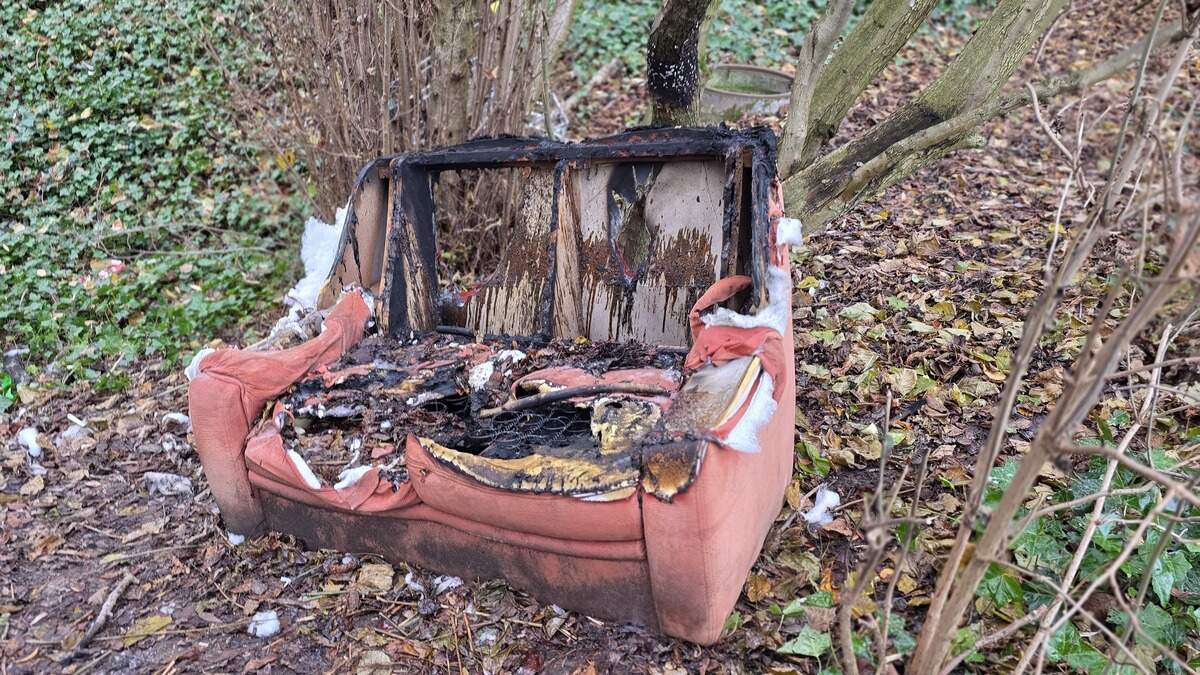 Ein altes Sofa stand neben der Gesamtschule in Alsdorf plötzlich lichterloh in Flammen.