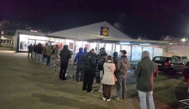 Lange Warteschlangen vor Karlsruher Discountern