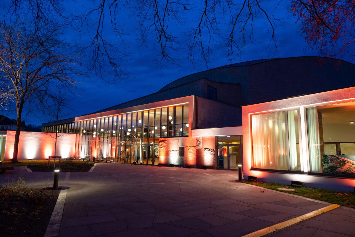 Ins rechte Licht gerückt: die wiedereröffnete Beethovenhalle Bonn bei Nacht