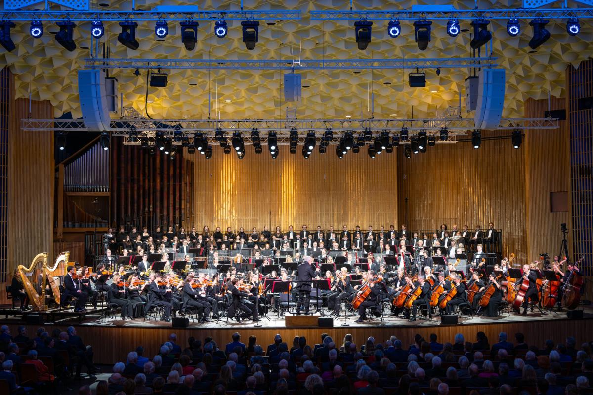 Das Beethoven Orchester Bonn unter Dirk Kaftan spielt zur Wiedereröffnung der Beethovenhalle