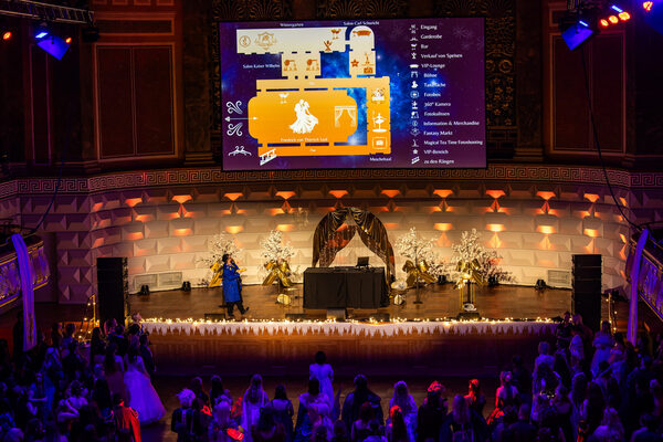 Veranstaltungsgäste in Kostümen tanzen