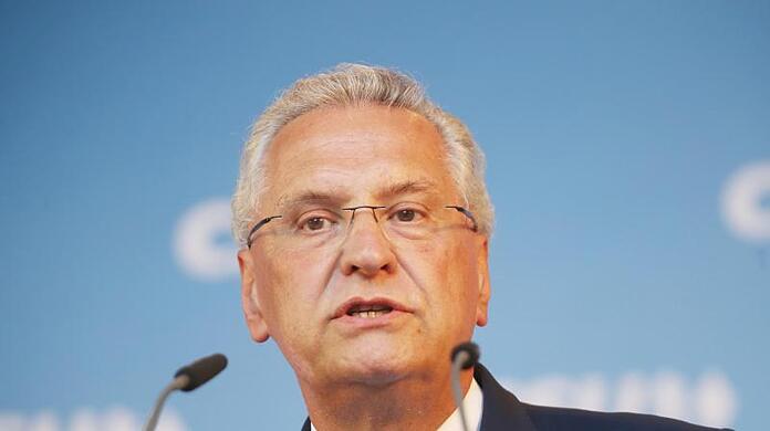 Bayerns Innenminister Joachim Hermann (CSU) sieht keinen Anlass für einen grundsätzlichen Faschingsverzicht.