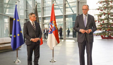 Kanzler Merz (CDU) zu Besuch in Hessen: Flughafen, Finance statt Folklore