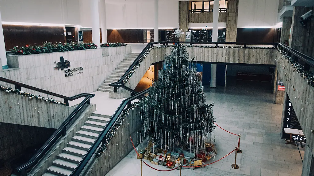 12-2025-Berlin-Begleitung-von-Henry-Lindemeier-bei-seiner-Protestaktion-vor-dem-russischen-Haus-in-Berlin-Mitte-Verwendung-ab-1-2-Seite-oder-Titelverwendung-in-jedem-Fall-nur-nach-Freigabe-moeglich