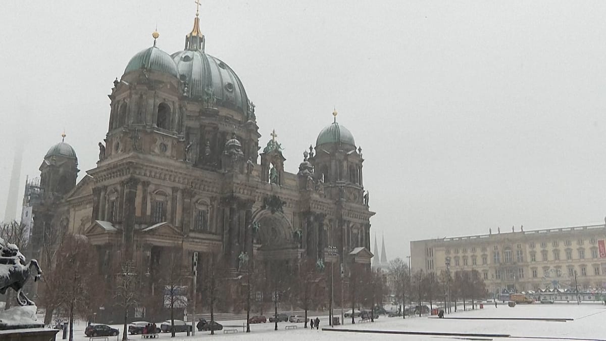Video. Schnee bedeckt Berlin, Winterwetter setzt sich fest