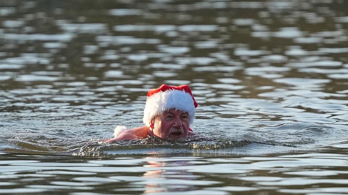 Video. Eisbader springen am ersten Weihnachtsfeiertag in Berlin ins Wasser