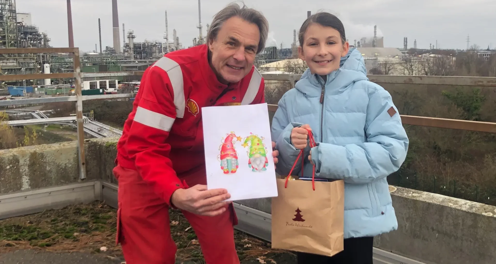 Weihnachtsbildermalwettbewerb: Shell-Gewinnübergabe mit Blick aufs Werk