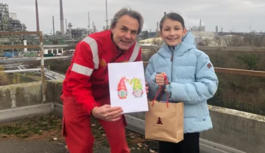 Weihnachtsbildermalwettbewerb: Shell-Gewinnübergabe mit Blick aufs Werk