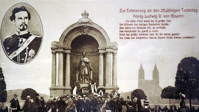 Geheuchelte Erinnerung: Das 1910 errichtete, 1942 eingeschmolzene und 1969 abschließend beseitigte Denkmal für Ludwig II. an der Corneliusbrücke auf einer zeitgenössischen Postkarte. Heute steht dort der erhaltene Kopf auf einer Säule, die Reste des Denkmals befinden sich im städtischen Steinlager.
