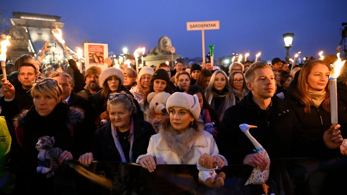 "Hau ab": Ungarn fordern Rücktritt Orbans wegen Missbrauchsfällen