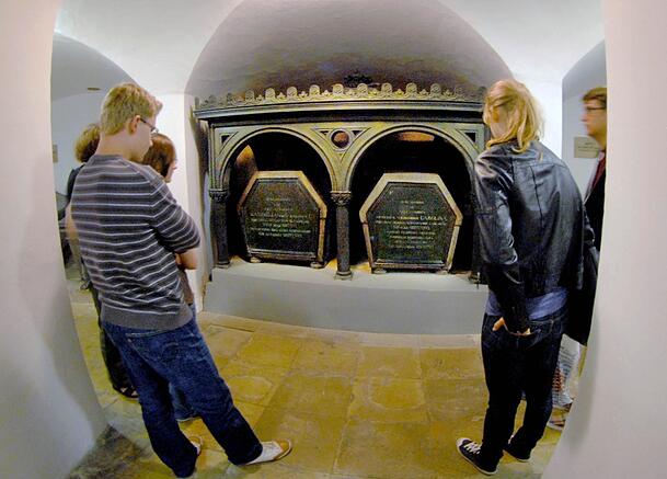 Letzte Ruhestätte von Königin Karoline und König Max I. in der Gruft der Theatinerkirche.