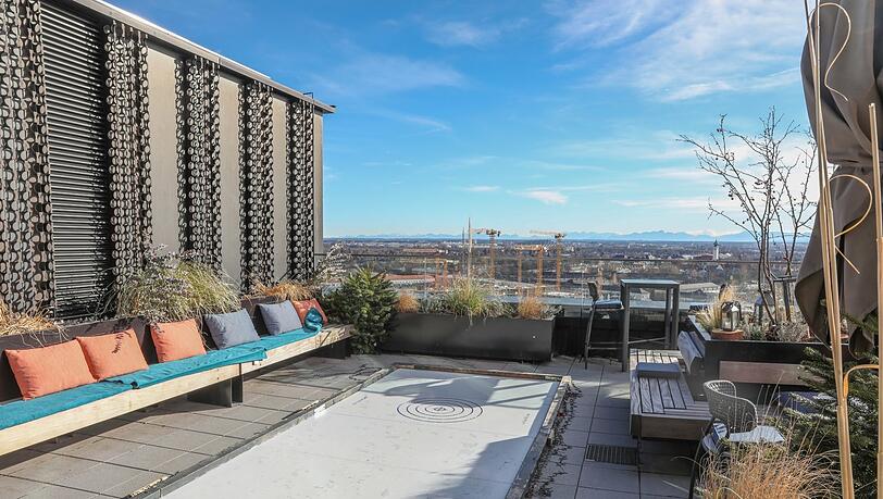 Geheimtipp: Auf der Dachterrasse des Restaurants Fitzroy am Ostbahnhof hat man beim Spielen einen wunderbaren Ausblick auf die Alpen.
