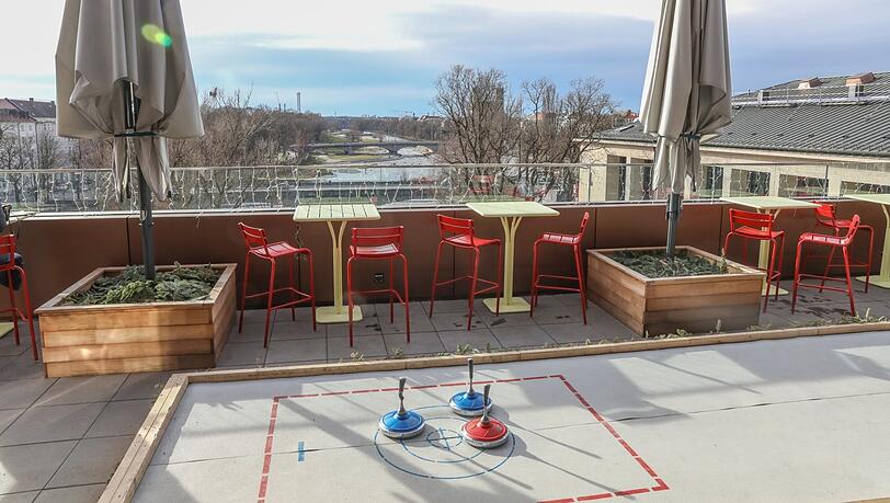 Frau im Mond: Auch auf der Rooftop-Terrasse gleitet der Eisstock dahin.