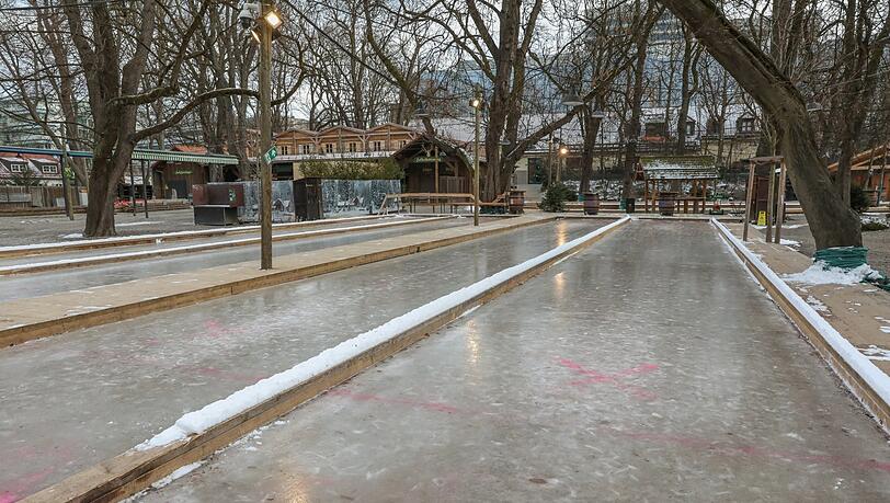 Im Augustiner Keller gibt es sogar noch Bahnen mit richtigem Eis.
