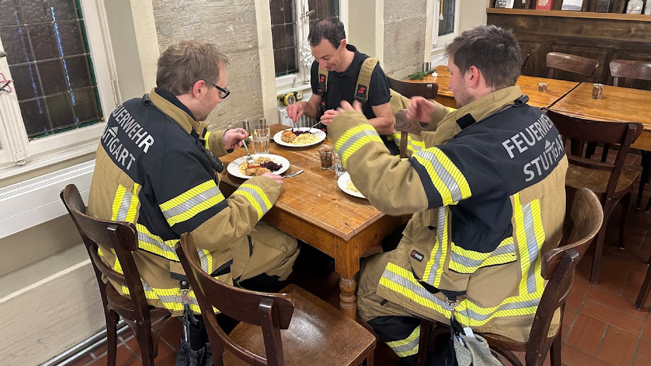 Feuerwehr löscht Brand: Anwohner bedanken sich mit Weihnachtsmenü | Regional