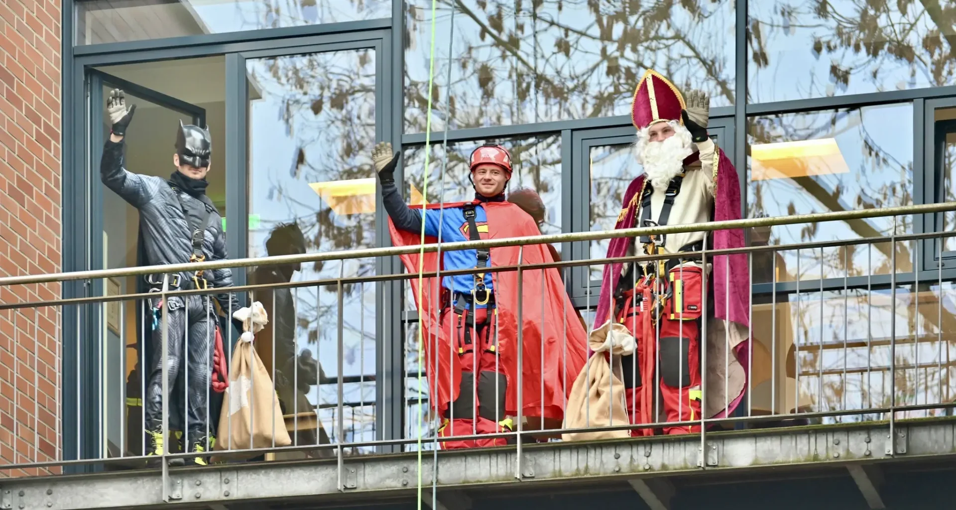Nikolaus seilte sich mit unseren Einsatzkräften vom Dach der Kinderklinik ab