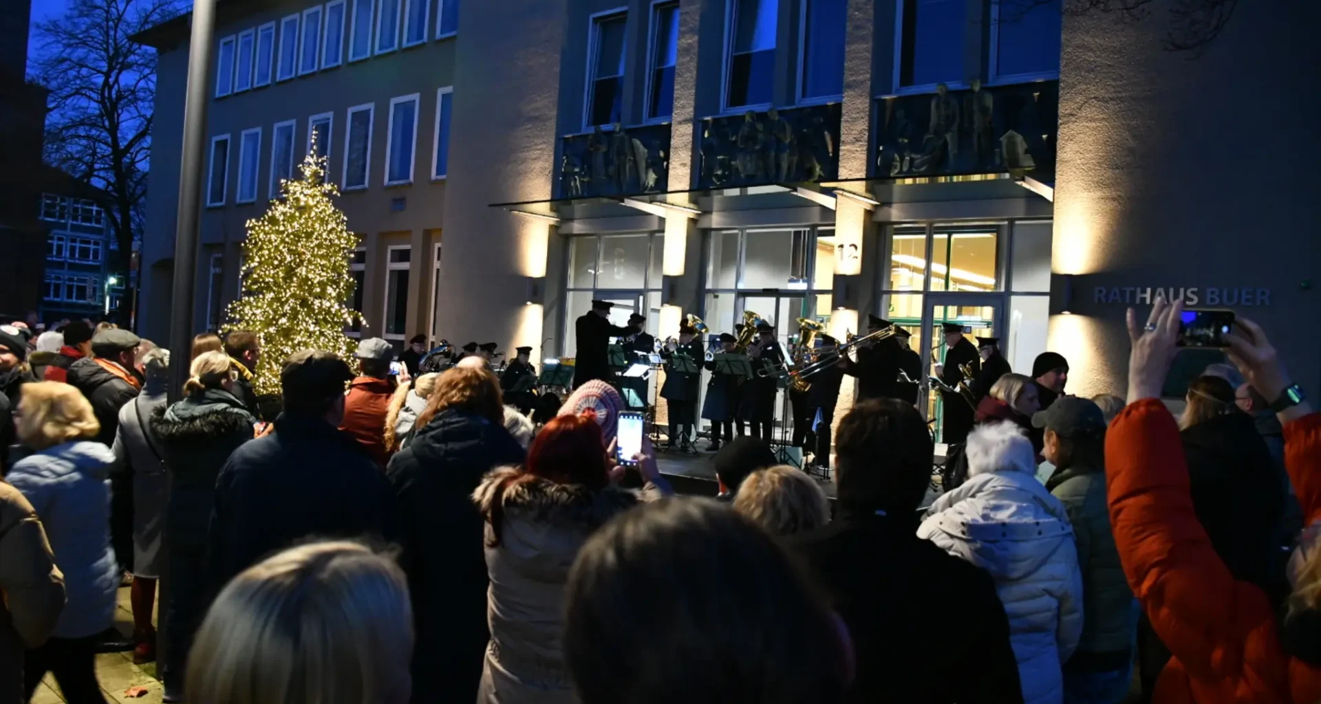 Verein für Orts- und Heimatkunde Buer: Buersches Gloria: Das Gloriablasen am Rathaus Buer am 24.12.2025