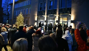 Verein für Orts- und Heimatkunde Buer: Buersches Gloria: Das Gloriablasen am Rathaus Buer am 24.12.2025