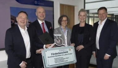 Emil-Zimmermann-Allee: Abriss der Häuser im Februar nächsten Jahres Landesbauministerin Ina Scharrenbach hat Förderbescheid überreicht