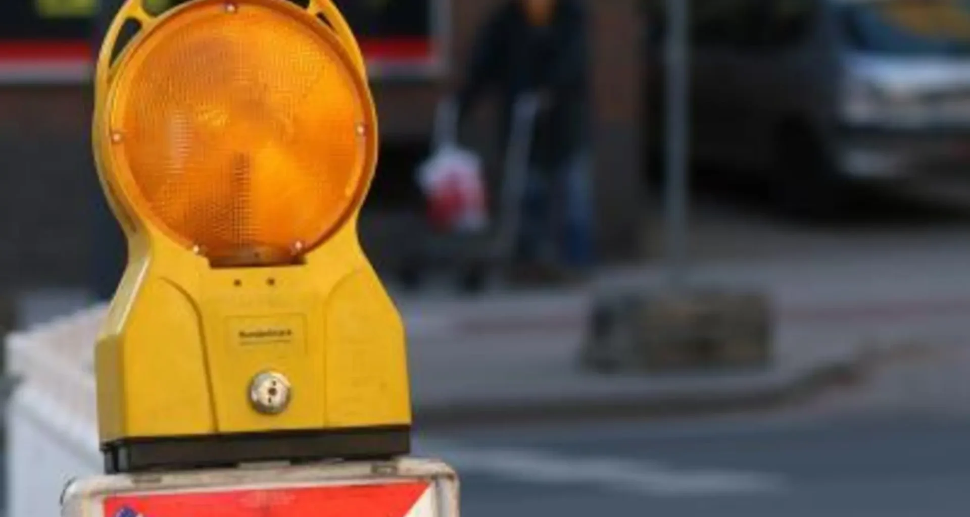 Nur eine Fahrspur in Fahrtrichtung Feldmark: Gleisbauarbeiten auf der Florastraße in Höhe Musiktheater
