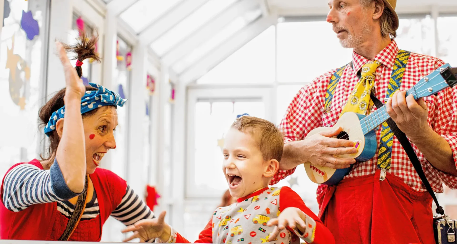 Lichtblicke an tristen Tagen: Wie die Stiftung Universitätsmedizin kranken Kindern dank Spenden Mut und Wärme schenken kann