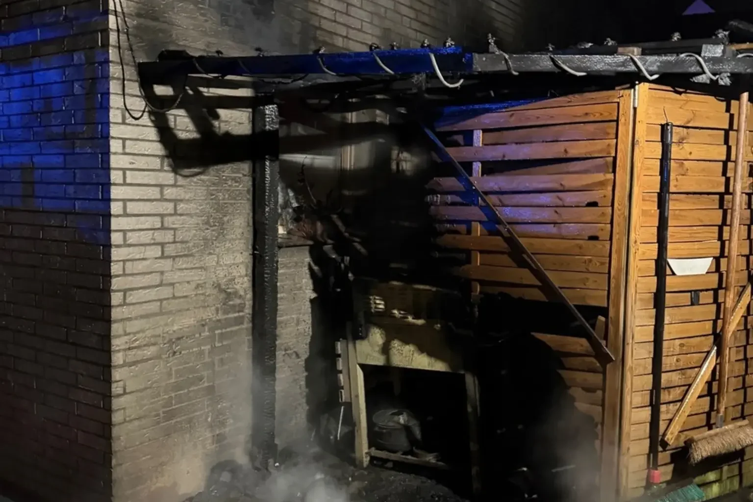 Brand in Mülheim an der Ruhr: Feuerwehr löscht Anbau eines Einfamilienhauses - Polizei ermittelt zur Ursache