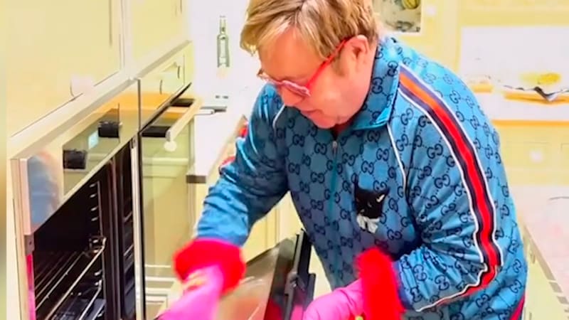 I’m Still Standing am Backofen: Elton John muss putzen - BILD