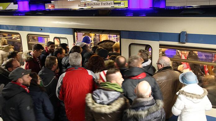 Die U6 Richtung Fröttmaning ist gerade bei Fußballspielen gerne überfüllt.