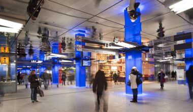 Wieso junge Männer an U-Bahnhöfen in München Leute ansprechen – und was die Polizei rät