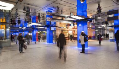Wieso junge Männer an Münchner U-Bahnhöfen Leute ansprechen – und was die Polizei rät