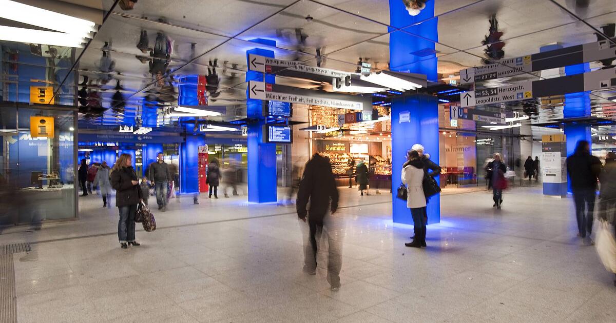Wieso junge Männer an Münchner U-Bahnhöfen Leute ansprechen – und was die Polizei rät