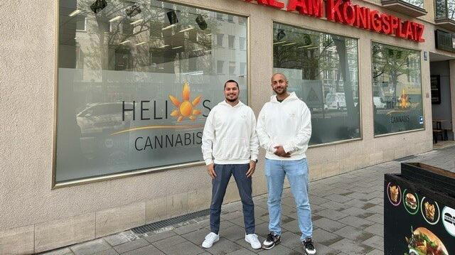 Manuel Käsche (r.) und Leon Glowna haben eine Mission: "Wir wollen Cannabis aus der Schmuddelecke holen", sagt der 30-jährige Glowna. Dass sie sich auf Cannabis spezialisieren, sagen sie offen.