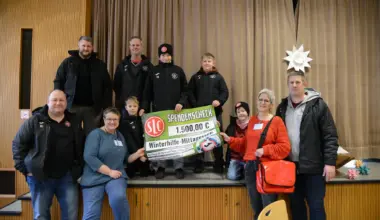 Fußballspieler sammeln 1.500 Euro für Gäste des Winterhilfe-Mittagessens