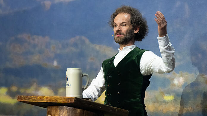Maxi Schafroth, Schauspieler und Kabarettist, hält beim Starkbieranstich auf dem Nockherberg die Fastenpredigt.