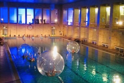 Große Fotogalerie: Chemnitz 2025 in 100 Bildern! - Rückblick aufs Festjahr zur Europäischen Kulturhauptstadt Chemnitz 2025: Moderne geht baden.